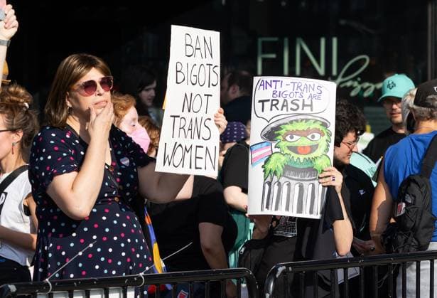 Protest Scenes outside Barclay Center for Indiana Fever vs NY Liberty WNBA Protest Scenes outside Barclay Center for Indiana Fever vs NY Liberty WNBA, Pro Trans Activists and Sophie Cunningham Supporters came out for the Liberty vs Fever Game. There is a huge controversy over men playing in women s sports. Sophie Cunningham of the Fever has been very vocal about the topic. , Barclay Center, NY. 22 Aug 2026 Pictured: Protestors Outside Fever vs Liberty Game at Barclay Center.  Copyright: xThexMegaxAgencyxMayerx xMEGAx