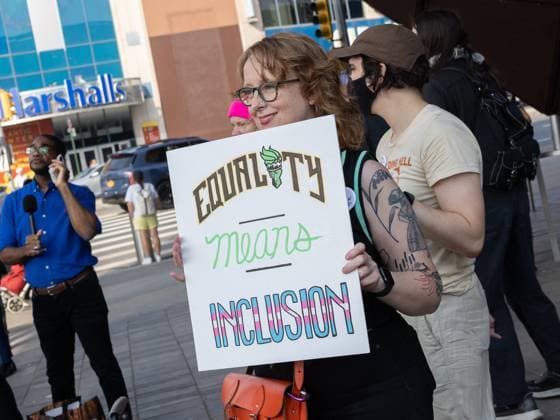 Protest Scenes outside Barclay Center for Indiana Fever vs NY Liberty WNBA Protest Scenes outside Barclay Center for Indiana Fever vs NY Liberty WNBA, Pro Trans Activists and Sophie Cunningham Supporters came out for the Liberty vs Fever Game. There is a huge controversy over men playing in women s sports. Sophie Cunningham of the Fever has been very vocal about the topic. , Barclay Center, NY. 22 Aug 2026 Pictured: Protestors Outside Fever vs Liberty Game at Barclay Center.  Copyright: xThexMegaxAgencyxMayerx xMEGAx