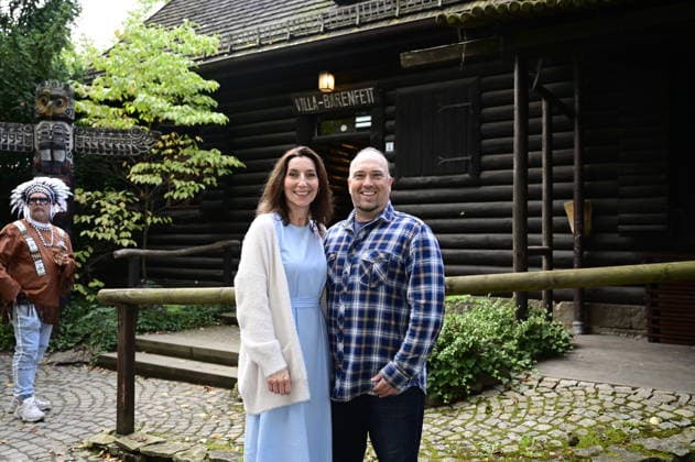 Judith, Lebensgefährtin von Gojko Mitic und Robin Leipold bei der Namensweihe der historischen Blackfoot-Frau Sitopanaki in der Villa Bärenfett im Karl-May-Museum Radebeul. Radebeul. 22.08.2026 *** Judith, partner of Gojko Mitic and Robin Leipold, at the naming ceremony for the historical Blackfoot woman Sitopanaki at Villa Bärenfett in the Karl May Museum in Radebeul, Radebeul, August 22, 2026 Copyright: xMatthiasxWehnertx