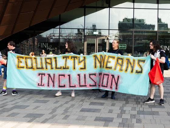 Protest Scenes outside Barclay Center for Indiana Fever vs NY Liberty WNBA Protest Scenes outside Barclay Center for Indiana Fever vs NY Liberty WNBA, Pro Trans Activists and Sophie Cunningham Supporters came out for the Liberty vs Fever Game. There is a huge controversy over men playing in women s sports. Sophie Cunningham of the Fever has been very vocal about the topic. , Barclay Center, NY. 22 Aug 2026 Pictured: Protestors Outside Fever vs Liberty Game at Barclay Center.  Copyright: xThexMegaxAgencyxMayerx xMEGAx