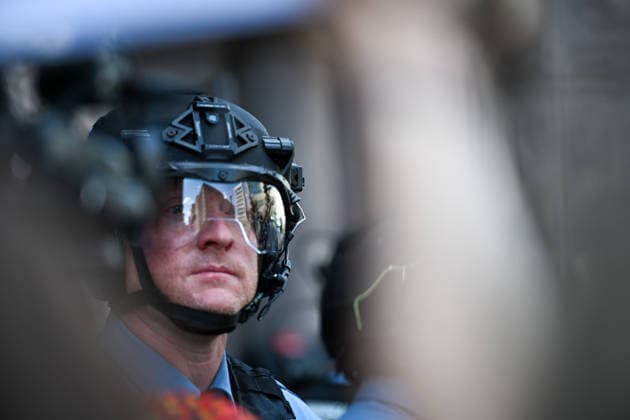 August 22, 2026, Minneapolis, Minnesota, USA: A Minneapolis police officer looks on as he holds a barricade after an arrest of an activist was made in front of City hall in response to a crowd of Minneapolis activists standing up to conservative influencer Jake Lang coming through the city on Saturday, August 22nd, 2026. Minneapolis USA - ZUMAd171 20260822_znp_d171_004 Copyright: xSethxDonovanx