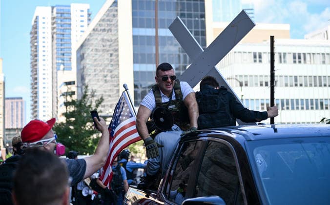 News Bilder des Tages #2 August 22, 2026, Minneapolis, Minnesota, USA: Conservative influencer, JAKE LANG rides in the back of a vehicle with supporters of his as it drives on the sidewalk in front of city hall on Saturday, August 22nd, 2026. Minneapolis USA - ZUMAd171 20260822_znp_d171_008 Copyright: xSethxDonovanx