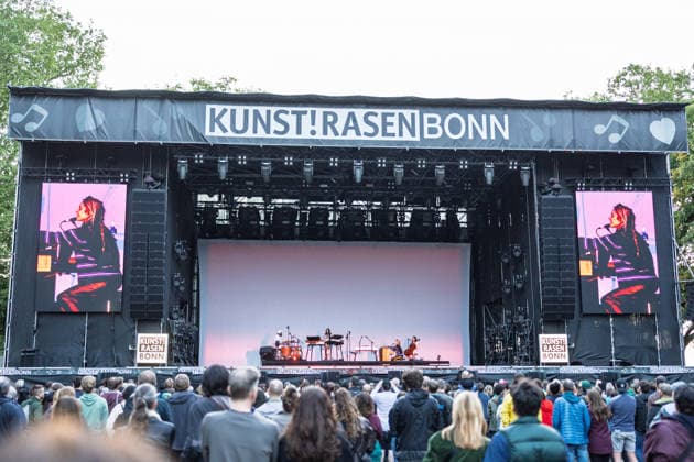Konzert von Agnes Obel auf dem Kunst!Rasen Bonn - 22.08.26 Die dänische Sängerin und Pianistin Agnes Obel beim Open-Air-Live-Auftritt auf dem Kunst!Rasen Bonn. Bonn Gr Nordrhein-Westfalen Deutschland *** Agnes Obel Concert at Kunst Rasen Bonn, August 26, 2022. Danish singer and pianist Agnes Obel during her open-air live performance at Kunst Rasen Bonn, Bonn, North Rhine-Westphalia, Germany Copyright: xMarcxJohnx