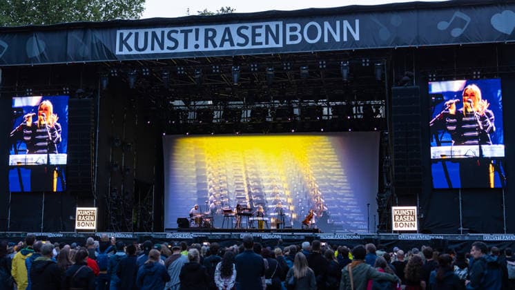 Konzert von Agnes Obel auf dem Kunst!Rasen Bonn - 22.08.26 Die dänische Sängerin und Pianistin Agnes Obel beim Open-Air-Live-Auftritt auf dem Kunst!Rasen Bonn. Bonn Gr Nordrhein-Westfalen Deutschland *** Agnes Obel Concert at Kunst Rasen Bonn, August 26, 2022. Danish singer and pianist Agnes Obel during her open-air live performance at Kunst Rasen Bonn, Bonn, North Rhine-Westphalia, Germany Copyright: xMarcxJohnx