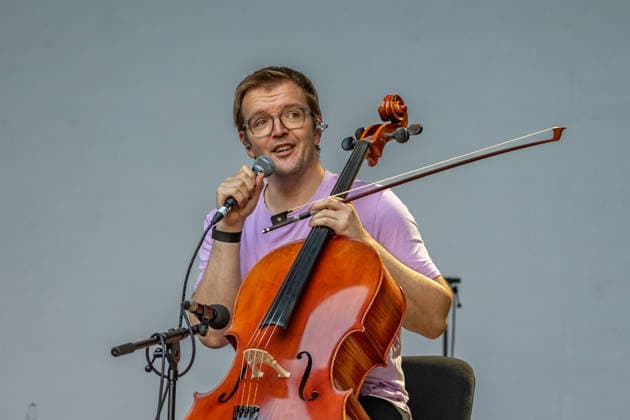 Konzert von Peter Gregson auf dem Kunst!Rasen Bonn - 22.08.26 Der schottische Cellist und Komponist Peter Gregson beim Open-Air-Live-Auftritt auf dem Kunst!Rasen Bonn. Bonn Gronau Nordrhein-Westfalen Deutschland *** Peter Gregson Concert at the Kunst Rasen in Bonn, August 26, 2022 Scottish cellist and composer Peter Gregson performing live at an open-air concert at the Kunst Rasen in Bonn, Bonn, Gronau, North Rhine-Westphalia, Germany Copyright: xMarcxJohnx