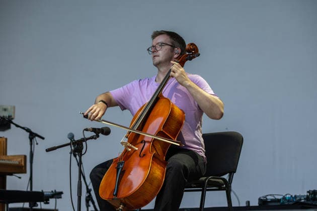 Konzert von Peter Gregson auf dem Kunst!Rasen Bonn - 22.08.26 Der schottische Cellist und Komponist Peter Gregson beim Open-Air-Live-Auftritt auf dem Kunst!Rasen Bonn. Bonn Gronau Nordrhein-Westfalen Deutschland *** Peter Gregson Concert at the Kunst Rasen in Bonn, August 26, 2022 Scottish cellist and composer Peter Gregson performing live at an open-air concert at the Kunst Rasen in Bonn, Bonn, Gronau, North Rhine-Westphalia, Germany Copyright: xMarcxJohnx