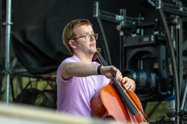 Konzert von Peter Gregson auf dem Kunst!Rasen Bonn - 22.08.26 Der schottische Cellist und Komponist Peter Gregson beim Open-Air-Live-Auftritt auf dem Kunst!Rasen Bonn. Bonn Gronau Nordrhein-Westfalen Deutschland *** Peter Gregson Concert at Kunst Rasen, Bonn, August 22, 2026 Scottish cellist and composer Peter Gregson performing live at an open-air concert at Kunst Rasen, Bonn, Bonn, Gronau, North Rhine-Westphalia, Germany Copyright: xMarcxJohnx