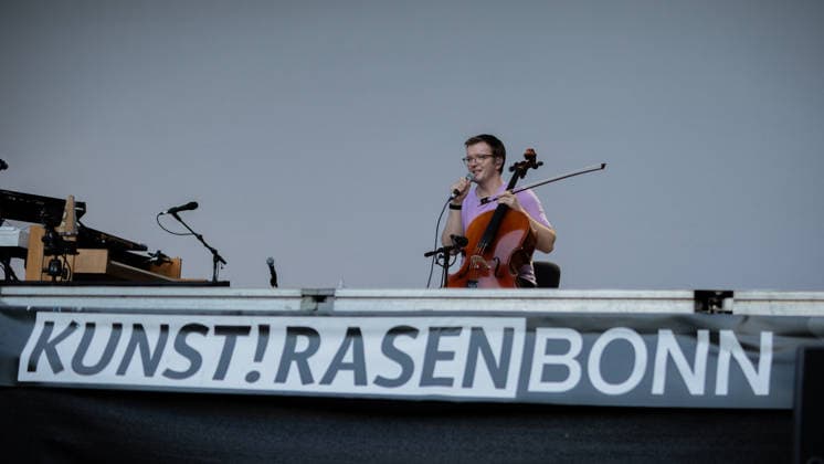 Konzert von Peter Gregson auf dem Kunst!Rasen Bonn - 22.08.26 Der schottische Cellist und Komponist Peter Gregson beim Open-Air-Live-Auftritt auf dem Kunst!Rasen Bonn. Bonn Gronau Nordrhein-Westfalen Deutschland *** Peter Gregson Concert at Kunst Rasen, Bonn, August 22, 2026 Scottish cellist and composer Peter Gregson performing live at an open-air concert at Kunst Rasen, Bonn, Bonn, Gronau, North Rhine-Westphalia, Germany Copyright: xMarcxJohnx