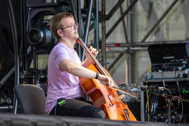 Konzert von Peter Gregson auf dem Kunst!Rasen Bonn - 22.08.26 Der schottische Cellist und Komponist Peter Gregson beim Open-Air-Live-Auftritt auf dem Kunst!Rasen Bonn. Bonn Gronau Nordrhein-Westfalen Deutschland *** Peter Gregson Concert at Kunst Rasen, Bonn, August 22, 2026 Scottish cellist and composer Peter Gregson performing live at an open-air concert at Kunst Rasen, Bonn, Bonn, Gronau, North Rhine-Westphalia, Germany Copyright: xMarcxJohnx