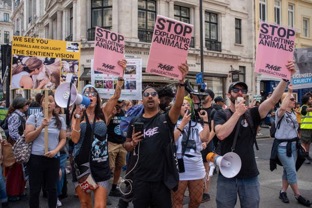National Animal Rights March 2026 in London, UK - 22 Aug 2026 Activists hold placards and chant slogans nearby the Canada Goose store during the demonstration. Animal rights activists gathered in central London, UK to march on the 10th National Animal Rights March (NARM). During the march the protesters raise awareness to treat the animals fairly and not being used as a property or resources. London United Kingdom Copyright: xKrisztianxElekx xSOPAxImagesx SSS_20260822_ANIMAL_RIGHTS_0011005067