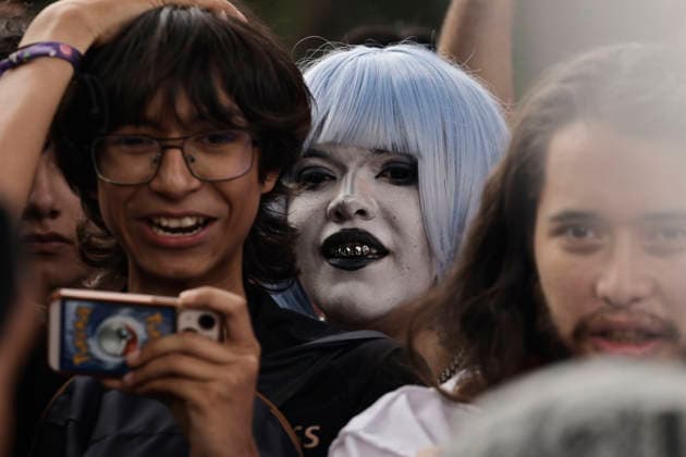 August 22, 2026, Mexico City, Cdmx, Mexico: For the first time, the Aura Farming battle, a viral phenomenon sweeping across Mexico, took place at the Monument to the Revolution. Organized by YouTuber Islas Vlogs, the event drew dozens of young people of various ages who gathered to watch and celebrate showdowns featuring poses, costumes, and eccentric dance moves. This new youth trend, born from the intersection of the internet and video games, involves physical actions and movements designed to project style, confidence, and charisma; these acts earn participants symbolic points that boost their Aura level. The term farming (or farmeo in Spanish) derives from the English word for harvesting crops, while Aura ,a concept with mult - ZUMAp204 20260822_zip_p204_002 Copyright: xJosuexPerezx