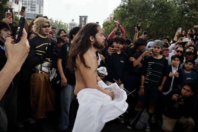 August 22, 2026, Mexico City, Cdmx, Mexico: For the first time, the Aura Farming battle, a viral phenomenon sweeping across Mexico, took place at the Monument to the Revolution. Organized by YouTuber Islas Vlogs, the event drew dozens of young people of various ages who gathered to watch and celebrate showdowns featuring poses, costumes, and eccentric dance moves. This new youth trend, born from the intersection of the internet and video games, involves physical actions and movements designed to project style, confidence, and charisma; these acts earn participants symbolic points that boost their Aura level. The term farming (or farmeo in Spanish) derives from the English word for harvesting crops, while Aura ,a concept with mult - ZUMAp204 20260822_zip_p204_004 Copyright: xJosuexPerezx