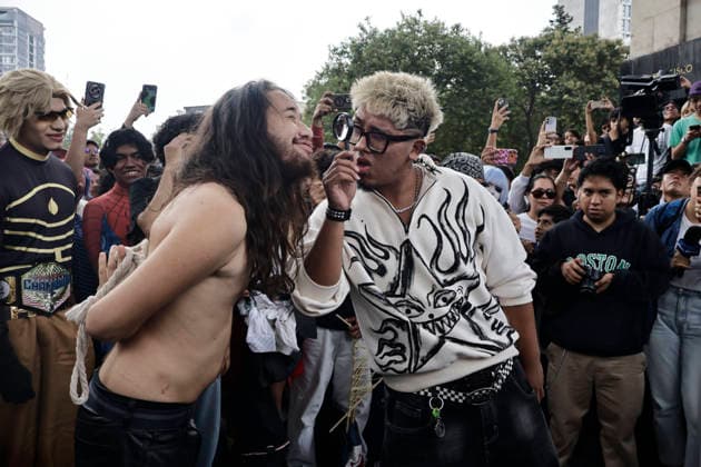 August 22, 2026, Mexico City, Cdmx, Mexico: For the first time, the Aura Farming battle, a viral phenomenon sweeping across Mexico, took place at the Monument to the Revolution. Organized by YouTuber Islas Vlogs, the event drew dozens of young people of various ages who gathered to watch and celebrate showdowns featuring poses, costumes, and eccentric dance moves. This new youth trend, born from the intersection of the internet and video games, involves physical actions and movements designed to project style, confidence, and charisma; these acts earn participants symbolic points that boost their Aura level. The term farming (or farmeo in Spanish) derives from the English word for harvesting crops, while Aura ,a concept with mult - ZUMAp204 20260822_zip_p204_008 Copyright: xJosuexPerezx