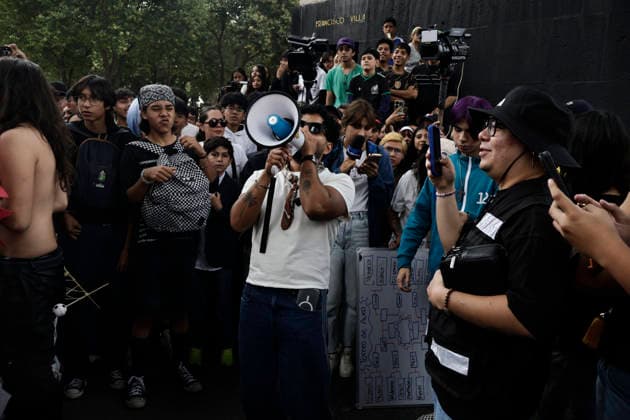 August 22, 2026, Mexico City, Cdmx, Mexico: For the first time, the Aura Farming battle, a viral phenomenon sweeping across Mexico, took place at the Monument to the Revolution. Organized by YouTuber Islas Vlogs, the event drew dozens of young people of various ages who gathered to watch and celebrate showdowns featuring poses, costumes, and eccentric dance moves. This new youth trend, born from the intersection of the internet and video games, involves physical actions and movements designed to project style, confidence, and charisma; these acts earn participants symbolic points that boost their Aura level. The term farming (or farmeo in Spanish) derives from the English word for harvesting crops, while Aura ,a concept with mult - ZUMAp204 20260822_zip_p204_009 Copyright: xJosuexPerezx