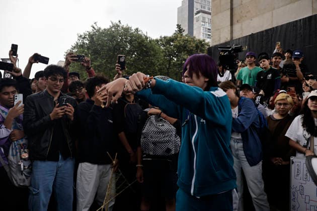 August 22, 2026, Mexico City, Cdmx, Mexico: For the first time, the Aura Farming battle, a viral phenomenon sweeping across Mexico, took place at the Monument to the Revolution. Organized by YouTuber Islas Vlogs, the event drew dozens of young people of various ages who gathered to watch and celebrate showdowns featuring poses, costumes, and eccentric dance moves. This new youth trend, born from the intersection of the internet and video games, involves physical actions and movements designed to project style, confidence, and charisma; these acts earn participants symbolic points that boost their Aura level. The term farming (or farmeo in Spanish) derives from the English word for harvesting crops, while Aura ,a concept with mult - ZUMAp204 20260822_zip_p204_010 Copyright: xJosuexPerezx