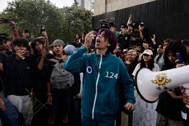 August 22, 2026, Mexico City, Cdmx, Mexico: For the first time, the Aura Farming battle, a viral phenomenon sweeping across Mexico, took place at the Monument to the Revolution. Organized by YouTuber Islas Vlogs, the event drew dozens of young people of various ages who gathered to watch and celebrate showdowns featuring poses, costumes, and eccentric dance moves. This new youth trend, born from the intersection of the internet and video games, involves physical actions and movements designed to project style, confidence, and charisma; these acts earn participants symbolic points that boost their Aura level. The term farming (or farmeo in Spanish) derives from the English word for harvesting crops, while Aura ,a concept with mult - ZUMAp204 20260822_zip_p204_011 Copyright: xJosuexPerezx