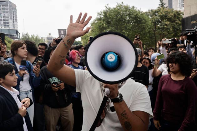 August 22, 2026, Mexico City, Cdmx, Mexico: For the first time, the Aura Farming battle, a viral phenomenon sweeping across Mexico, took place at the Monument to the Revolution. Organized by YouTuber Islas Vlogs, the event drew dozens of young people of various ages who gathered to watch and celebrate showdowns featuring poses, costumes, and eccentric dance moves. This new youth trend, born from the intersection of the internet and video games, involves physical actions and movements designed to project style, confidence, and charisma; these acts earn participants symbolic points that boost their Aura level. The term farming (or farmeo in Spanish) derives from the English word for harvesting crops, while Aura ,a concept with mult - ZUMAp204 20260822_zip_p204_013 Copyright: xJosuexPerezx