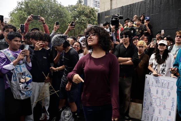 August 22, 2026, Mexico City, Cdmx, Mexico: For the first time, the Aura Farming battle, a viral phenomenon sweeping across Mexico, took place at the Monument to the Revolution. Organized by YouTuber Islas Vlogs, the event drew dozens of young people of various ages who gathered to watch and celebrate showdowns featuring poses, costumes, and eccentric dance moves. This new youth trend, born from the intersection of the internet and video games, involves physical actions and movements designed to project style, confidence, and charisma; these acts earn participants symbolic points that boost their Aura level. The term farming (or farmeo in Spanish) derives from the English word for harvesting crops, while Aura ,a concept with mult - ZUMAp204 20260822_zip_p204_015 Copyright: xJosuexPerezx