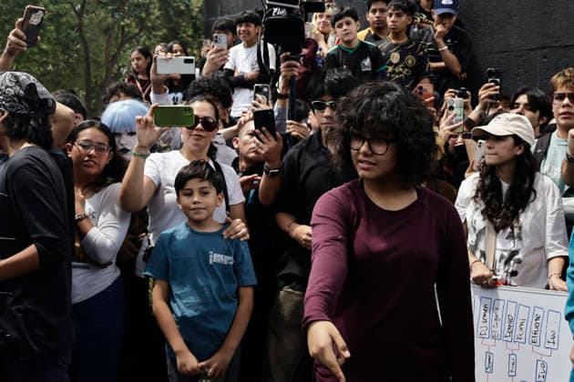 August 22, 2026, Mexico City, Cdmx, Mexico: For the first time, the Aura Farming battle, a viral phenomenon sweeping across Mexico, took place at the Monument to the Revolution. Organized by YouTuber Islas Vlogs, the event drew dozens of young people of various ages who gathered to watch and celebrate showdowns featuring poses, costumes, and eccentric dance moves. This new youth trend, born from the intersection of the internet and video games, involves physical actions and movements designed to project style, confidence, and charisma; these acts earn participants symbolic points that boost their Aura level. The term farming (or farmeo in Spanish) derives from the English word for harvesting crops, while Aura ,a concept with mult - ZUMAp204 20260822_zip_p204_016 Copyright: xJosuexPerezx