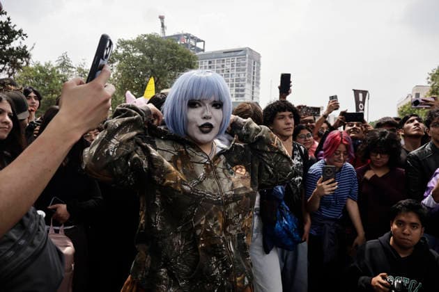August 22, 2026, Mexico City, Cdmx, Mexico: For the first time, the Aura Farming battle, a viral phenomenon sweeping across Mexico, took place at the Monument to the Revolution. Organized by YouTuber Islas Vlogs, the event drew dozens of young people of various ages who gathered to watch and celebrate showdowns featuring poses, costumes, and eccentric dance moves. This new youth trend, born from the intersection of the internet and video games, involves physical actions and movements designed to project style, confidence, and charisma; these acts earn participants symbolic points that boost their Aura level. The term farming (or farmeo in Spanish) derives from the English word for harvesting crops, while Aura ,a concept with mult - ZUMAp204 20260822_zip_p204_018 Copyright: xJosuexPerezx