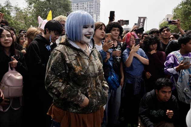 August 22, 2026, Mexico City, Cdmx, Mexico: For the first time, the Aura Farming battle, a viral phenomenon sweeping across Mexico, took place at the Monument to the Revolution. Organized by YouTuber Islas Vlogs, the event drew dozens of young people of various ages who gathered to watch and celebrate showdowns featuring poses, costumes, and eccentric dance moves. This new youth trend, born from the intersection of the internet and video games, involves physical actions and movements designed to project style, confidence, and charisma; these acts earn participants symbolic points that boost their Aura level. The term farming (or farmeo in Spanish) derives from the English word for harvesting crops, while Aura ,a concept with mult - ZUMAp204 20260822_zip_p204_019 Copyright: xJosuexPerezx