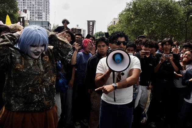 August 22, 2026, Mexico City, Cdmx, Mexico: For the first time, the Aura Farming battle, a viral phenomenon sweeping across Mexico, took place at the Monument to the Revolution. Organized by YouTuber Islas Vlogs, the event drew dozens of young people of various ages who gathered to watch and celebrate showdowns featuring poses, costumes, and eccentric dance moves. This new youth trend, born from the intersection of the internet and video games, involves physical actions and movements designed to project style, confidence, and charisma; these acts earn participants symbolic points that boost their Aura level. The term farming (or farmeo in Spanish) derives from the English word for harvesting crops, while Aura ,a concept with mult - ZUMAp204 20260822_zip_p204_020 Copyright: xJosuexPerezx