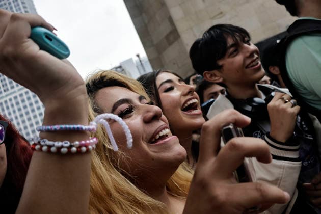 August 22, 2026, Mexico City, Cdmx, Mexico: For the first time, the Aura Farming battle, a viral phenomenon sweeping across Mexico, took place at the Monument to the Revolution. Organized by YouTuber Islas Vlogs, the event drew dozens of young people of various ages who gathered to watch and celebrate showdowns featuring poses, costumes, and eccentric dance moves. This new youth trend, born from the intersection of the internet and video games, involves physical actions and movements designed to project style, confidence, and charisma; these acts earn participants symbolic points that boost their Aura level. The term farming (or farmeo in Spanish) derives from the English word for harvesting crops, while Aura ,a concept with mult - ZUMAp204 20260822_zip_p204_021 Copyright: xJosuexPerezx