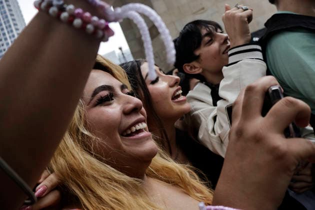 August 22, 2026, Mexico City, Cdmx, Mexico: For the first time, the Aura Farming battle, a viral phenomenon sweeping across Mexico, took place at the Monument to the Revolution. Organized by YouTuber Islas Vlogs, the event drew dozens of young people of various ages who gathered to watch and celebrate showdowns featuring poses, costumes, and eccentric dance moves. This new youth trend, born from the intersection of the internet and video games, involves physical actions and movements designed to project style, confidence, and charisma; these acts earn participants symbolic points that boost their Aura level. The term farming (or farmeo in Spanish) derives from the English word for harvesting crops, while Aura ,a concept with mult - ZUMAp204 20260822_zip_p204_022 Copyright: xJosuexPerezx