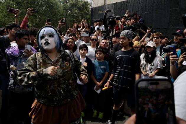 August 22, 2026, Mexico City, Cdmx, Mexico: For the first time, the Aura Farming battle, a viral phenomenon sweeping across Mexico, took place at the Monument to the Revolution. Organized by YouTuber Islas Vlogs, the event drew dozens of young people of various ages who gathered to watch and celebrate showdowns featuring poses, costumes, and eccentric dance moves. This new youth trend, born from the intersection of the internet and video games, involves physical actions and movements designed to project style, confidence, and charisma; these acts earn participants symbolic points that boost their Aura level. The term farming (or farmeo in Spanish) derives from the English word for harvesting crops, while Aura ,a concept with mult - ZUMAp204 20260822_zip_p204_023 Copyright: xJosuexPerezx