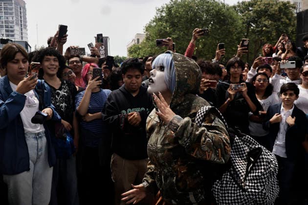 August 22, 2026, Mexico City, Cdmx, Mexico: For the first time, the Aura Farming battle, a viral phenomenon sweeping across Mexico, took place at the Monument to the Revolution. Organized by YouTuber Islas Vlogs, the event drew dozens of young people of various ages who gathered to watch and celebrate showdowns featuring poses, costumes, and eccentric dance moves. This new youth trend, born from the intersection of the internet and video games, involves physical actions and movements designed to project style, confidence, and charisma; these acts earn participants symbolic points that boost their Aura level. The term farming (or farmeo in Spanish) derives from the English word for harvesting crops, while Aura ,a concept with mult - ZUMAp204 20260822_zip_p204_024 Copyright: xJosuexPerezx