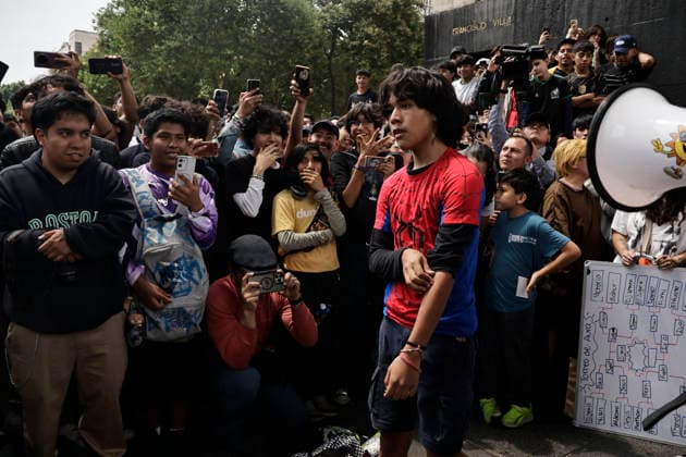 August 22, 2026, Mexico City, Cdmx, Mexico: For the first time, the Aura Farming battle, a viral phenomenon sweeping across Mexico, took place at the Monument to the Revolution. Organized by YouTuber Islas Vlogs, the event drew dozens of young people of various ages who gathered to watch and celebrate showdowns featuring poses, costumes, and eccentric dance moves. This new youth trend, born from the intersection of the internet and video games, involves physical actions and movements designed to project style, confidence, and charisma; these acts earn participants symbolic points that boost their Aura level. The term farming (or farmeo in Spanish) derives from the English word for harvesting crops, while Aura ,a concept with mult - ZUMAp204 20260822_zip_p204_030 Copyright: xJosuexPerezx