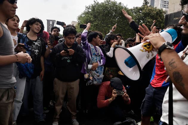 August 22, 2026, Mexico City, Cdmx, Mexico: For the first time, the Aura Farming battle, a viral phenomenon sweeping across Mexico, took place at the Monument to the Revolution. Organized by YouTuber Islas Vlogs, the event drew dozens of young people of various ages who gathered to watch and celebrate showdowns featuring poses, costumes, and eccentric dance moves. This new youth trend, born from the intersection of the internet and video games, involves physical actions and movements designed to project style, confidence, and charisma; these acts earn participants symbolic points that boost their Aura level. The term farming (or farmeo in Spanish) derives from the English word for harvesting crops, while Aura ,a concept with mult - ZUMAp204 20260822_zip_p204_031 Copyright: xJosuexPerezx