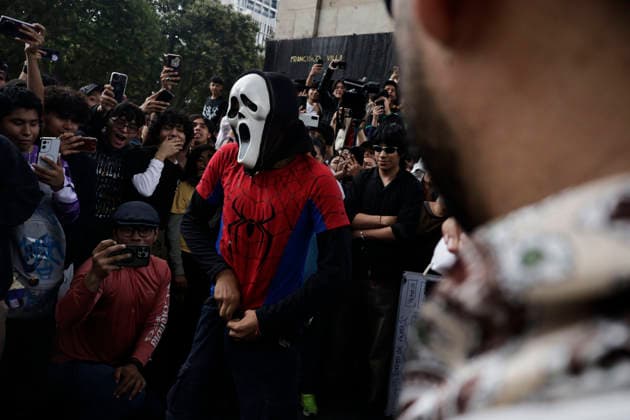 August 22, 2026, Mexico City, Cdmx, Mexico: For the first time, the Aura Farming battle, a viral phenomenon sweeping across Mexico, took place at the Monument to the Revolution. Organized by YouTuber Islas Vlogs, the event drew dozens of young people of various ages who gathered to watch and celebrate showdowns featuring poses, costumes, and eccentric dance moves. This new youth trend, born from the intersection of the internet and video games, involves physical actions and movements designed to project style, confidence, and charisma; these acts earn participants symbolic points that boost their Aura level. The term farming (or farmeo in Spanish) derives from the English word for harvesting crops, while Aura ,a concept with mult - ZUMAp204 20260822_zip_p204_034 Copyright: xJosuexPerezx