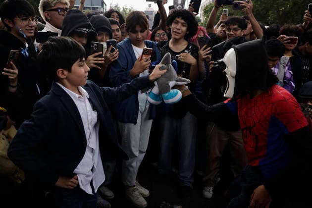 August 22, 2026, Mexico City, Cdmx, Mexico: For the first time, the Aura Farming battle, a viral phenomenon sweeping across Mexico, took place at the Monument to the Revolution. Organized by YouTuber Islas Vlogs, the event drew dozens of young people of various ages who gathered to watch and celebrate showdowns featuring poses, costumes, and eccentric dance moves. This new youth trend, born from the intersection of the internet and video games, involves physical actions and movements designed to project style, confidence, and charisma; these acts earn participants symbolic points that boost their Aura level. The term farming (or farmeo in Spanish) derives from the English word for harvesting crops, while Aura ,a concept with mult - ZUMAp204 20260822_zip_p204_036 Copyright: xJosuexPerezx