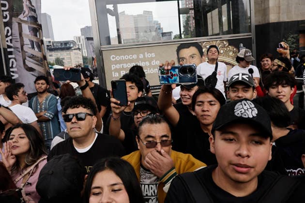 August 22, 2026, Mexico City, Cdmx, Mexico: For the first time, the Aura Farming battle, a viral phenomenon sweeping across Mexico, took place at the Monument to the Revolution. Organized by YouTuber Islas Vlogs, the event drew dozens of young people of various ages who gathered to watch and celebrate showdowns featuring poses, costumes, and eccentric dance moves. This new youth trend, born from the intersection of the internet and video games, involves physical actions and movements designed to project style, confidence, and charisma; these acts earn participants symbolic points that boost their Aura level. The term farming (or farmeo in Spanish) derives from the English word for harvesting crops, while Aura ,a concept with mult - ZUMAp204 20260822_zip_p204_039 Copyright: xJosuexPerezx