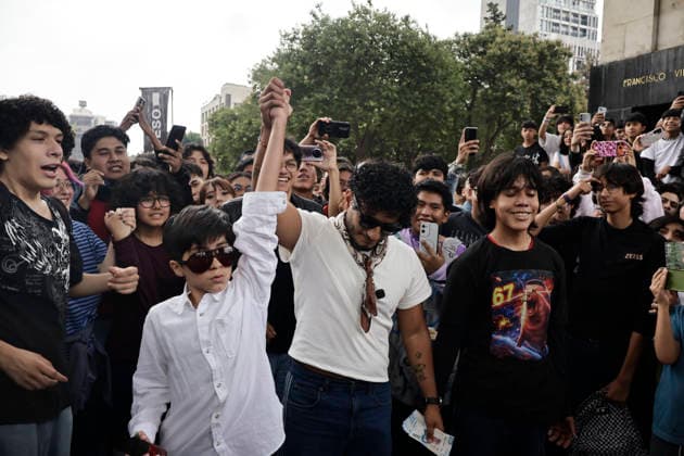 August 22, 2026, Mexico City, Cdmx, Mexico: For the first time, the Aura Farming battle, a viral phenomenon sweeping across Mexico, took place at the Monument to the Revolution. Organized by YouTuber Islas Vlogs, the event drew dozens of young people of various ages who gathered to watch and celebrate showdowns featuring poses, costumes, and eccentric dance moves. This new youth trend, born from the intersection of the internet and video games, involves physical actions and movements designed to project style, confidence, and charisma; these acts earn participants symbolic points that boost their Aura level. The term farming (or farmeo in Spanish) derives from the English word for harvesting crops, while Aura ,a concept with mult - ZUMAp204 20260822_zip_p204_041 Copyright: xJosuexPerezx