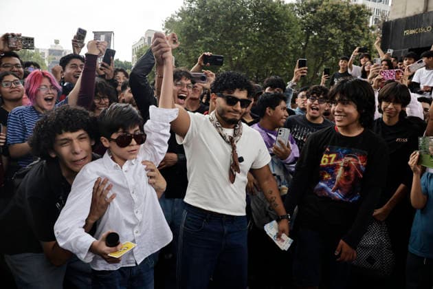 August 22, 2026, Mexico City, Cdmx, Mexico: For the first time, the Aura Farming battle, a viral phenomenon sweeping across Mexico, took place at the Monument to the Revolution. Organized by YouTuber Islas Vlogs, the event drew dozens of young people of various ages who gathered to watch and celebrate showdowns featuring poses, costumes, and eccentric dance moves. This new youth trend, born from the intersection of the internet and video games, involves physical actions and movements designed to project style, confidence, and charisma; these acts earn participants symbolic points that boost their Aura level. The term farming (or farmeo in Spanish) derives from the English word for harvesting crops, while Aura ,a concept with mult - ZUMAp204 20260822_zip_p204_042 Copyright: xJosuexPerezx