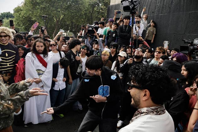 August 22, 2026, Mexico City, Cdmx, Mexico: For the first time, the Aura Farming battle, a viral phenomenon sweeping across Mexico, took place at the Monument to the Revolution. Organized by YouTuber Islas Vlogs, the event drew dozens of young people of various ages who gathered to watch and celebrate showdowns featuring poses, costumes, and eccentric dance moves. This new youth trend, born from the intersection of the internet and video games, involves physical actions and movements designed to project style, confidence, and charisma; these acts earn participants symbolic points that boost their Aura level. The term farming (or farmeo in Spanish) derives from the English word for harvesting crops, while Aura ,a concept with mult - ZUMAp204 20260822_zip_p204_044 Copyright: xJosuexPerezx