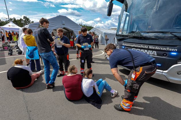 Abschlussübung Medizinische Task Force (MTF) Exercise 2026 (MTFEx2026) in Celle In einem Bus kommen leicht verletzte Personen am Sichtungszelt an. Celle-Scheuen Niedersächsisches Landesamt fü Niedersachsen, Landkreis Celle Germany *** Closing Exercise of the Medical Task Force (MTF) Exercise 2026 (MTFEx2026) in Celle: People with minor injuries arrive at the triage tent by bus in Celle-Scheuen, Lower Saxony State Office for Lower Saxony, Celle County, Germany