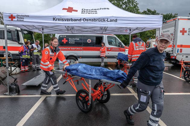 Abschlussübung Medizinische Task Force (MTF) Exercise 2026 (MTFEx2026) in Celle Ein Patient kommt nach der Sichtung in eine Behandlungszelt. Celle-Scheuen Niedersächsisches Landesamt fü Niedersachsen, Landkreis Celle Germany *** Closing Exercise of the Medical Task Force (MTF) Exercise 2026 (MTFEx2026) in Celle: A patient is taken to a treatment tent after triage in Celle, Scheuen, Lower Saxony State Office for Lower Saxony, Celle District, Germany