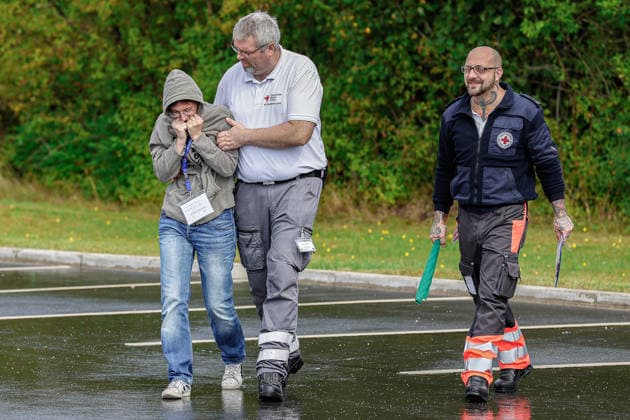 Abschlussübung Medizinische Task Force (MTF) Exercise 2026 (MTFEx2026) in Celle Der Sanitäter blingt die weggelaufene Patientin zurück. Celle-Scheuen Niedersächsisches Landesamt fü Niedersachsen, Landkreis Celle Germany *** Closing Exercise of the Medical Task Force (MTF) Exercise 2026 (MTFEx2026) in Celle: The paramedic brings the patient who had run away back to safety. Celle, Scheuen, Lower Saxony State Office for Lower Saxony, Celle District, Germany