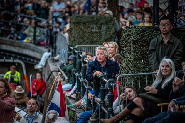 August 22, 2026, Amsterdam, North Holland, The Netherlands: A spectator enjoys the Prinsengracht Concert. 22 August 2026, in Amsterdam, the Netherlands. The 44th edition of the Prinsengrachtconcert takes place on a floating stage on the Prinsengracht in front of Hotel Pulitzer, the largest free open-air classical music concert in the Netherlands. Amsterdam The Netherlands - ZUMAp202 20260822_zip_p202_001 Copyright: xJamesxPetermeierx