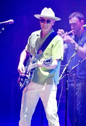 Haircut 100, Graham Jones on stage for SQUEEZE - TRIED, TESTED AND TRIXIES in Concert, Fox Theatre, Atlanta, GA, August 22, 2026. Photo By: Derek Storm Everett Collection SQUEEZE - TRIED, TESTED AND TRIXIES in Concert PUBLICATIONXNOTxINxCANxCHNxFRAxITAxJPNxNORxPOLxRUSxESPxUKxUSA