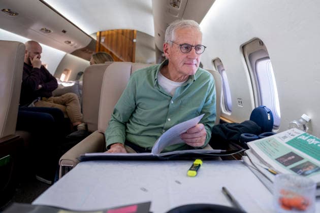 Store pa vei til Ukraina Rzeszow , Polen 20260822. Statsminister Jonas Gahr Store ombord i et innleid jetfly pa vei i Rzeszow i Polen for videre reise med nattoget til Kyiv i Ukraina. Foto: Javad Parsa NTB Rzeszow Polen q_7UU6MaSII EDITORIAL USE ONLY Ref:_BNC_POLq_7UU6MaSII.jpg *** Store on his way to Ukraine via Rzeszów, Poland 20260822 Prime Minister Jonas Gahr Store aboard a chartered jet in Rzeszow, Poland, en route to Kyiv, Ukraine, where he will continue his journey by night train. Photo by Javad Parsa, NTB, Rzeszow, Poland q 7UU6MaSII EDITORIAL USE ONLY Ref BNC POLq 7UU6MaSII jpg  Copyright: xJavadxParsax xNTBx