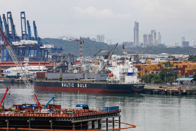 News Bilder des Tages #2 Panama Canal cuts daily transit slots amid reduced rainfall PANAMA CITY, PANAMA - AUGUST 22: A general view shows vessels and port facilities along the Panama Canal in Panama City, Panama, on August 22, 2026. The Panama Canal Authority announced temporary reductions in daily transit capacity at both the Neopanamax and Panamax locks due to below-expected rainfall in the canal watershed. Effective September 3, the number of daily slots at the Neopanamax Locks will be adjusted to nine, while the Panamax Locks will have 25 daily slots, falling to 23 from September 15. The authority said the measures aim to preserve service reliability and safeguard water resources for human consumption amid reduced precipitation despite the arrival of the rainy  Copyright: x2026xAnadoluxDanielxGonzalezx
