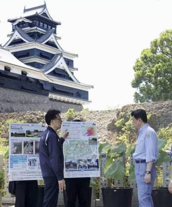 Japan top spokesman visits quake-hit Kumamoto Japanese Chief Cabinet Secretary Minoru Kihara (R) is briefed by Kumamoto Mayor Kazufumi Onishi about damage to Kumamoto Castle during a visit to Kumamoto, southwestern Japan, on Aug. 22, 2026, following a powerful earthquake that struck the region on July 28.  A14AA0005626425P