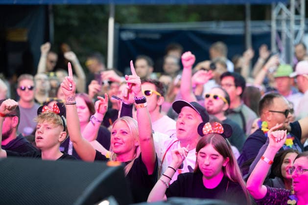 Dritter Tag des Sossenheim Open Air 2026 22.08.2026: Publikum vor der Bühne. Der dritte und letzte Veranstaltungstag des Sossenheim Open Air (SOOPA) 2026 in Frankfurt-Sossenheim stand im Zeichen von Live-Musik und Unterhaltung. Das ehrenamtlich organisierte Festival verband sein Musikprogramm mit sozialem Engagement und der Unterstützung gemeinnütziger Projekte in der Region. Das 2020 ins Leben gerufene Sossenheim Open Air fand in der Open-Air-Arena am Kerbeplatz statt. Frankfurt am Main Sossenheim Hessen Deutschland *** Day 3 of the Sossenheim Open Air 2026, August 22, 2026: Audience in front of the stage. The third and final day of the Sossenheim Open Air (SOOPA) 2026 in Frankfurt-Sossenheim was all about live music and entertainment.