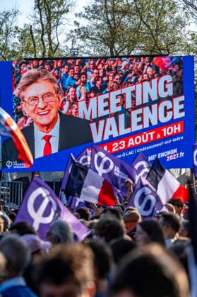 NEWS : AMFIS - La France Insoumise - Chateauneuf-sur-Isere - 23 08 2026 Les militants attendent avec impatience et ferveur le discours de leur candidat Jean-Luc MÃ lenchon en ce dernier jour des AMFIS 2026, universitÃ d Ã tÃ de la France Insoumise, Ã ChÃ¢teauneuf-sur-Isere le 23 08 2026. Photo Sandrine Thesillat PsNewZ  Copyright: xSandrinexThesillatx