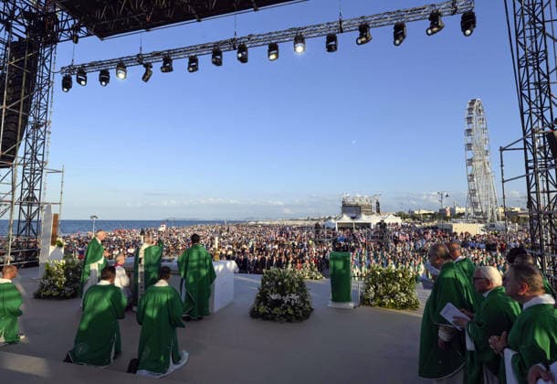 Pope Leo XIV’s Visit To The City of Rimini - Italy Pope Leo XIV presides over Holy Mass in Rimini, Central Italy, on August 22, 2026. Pope Leo XIV celebrated Mass at the port of Rimini, concluding a one-day pastoral visit that began in the Republic of San Marino and included an encounter with the participants in the ‘Meeting for Friendship Among Peoples’ in Rimini. Photo by (EV) Simone Risoluti Vatican Media ABACAPRESS.COM Rimini Italy  Copyright: xABACAx