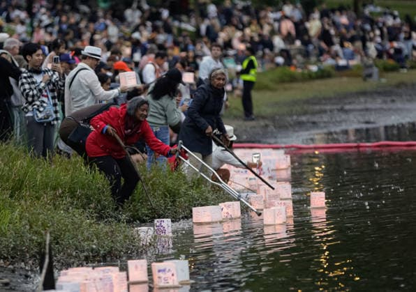 (260823) -- COQUITLAM, Aug. 23, 2026 -- People release illuminated lanterns onto the water during the Water Lantern Festival at Town Centre Park in Coquitlam, British Columbia, Canada, Aug. 22, 2026. The festival invited participants to decorate lanterns with messages of hope, dreams and remembrance before releasing them onto the water. (Photo by Xinhua) CANADA-COQUITLAM-WATER LANTERN FESTIVAL LiangxSen 